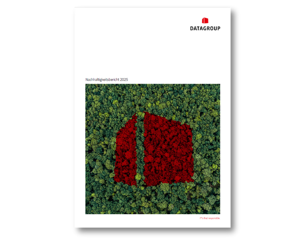 Cover des Nachhaltigkeitsberichts 2022 der DATAGROUP mit Luftaufnahme grüner Baumkronen, über die das rote DATAGROUP-Logo eingeblendet ist
