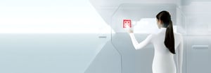 Futuristische scène: een vrouw in een wit pak bedient een transparant interface met een rood pictogram – symbool voor Application & Data Management Services van DATAGROUP