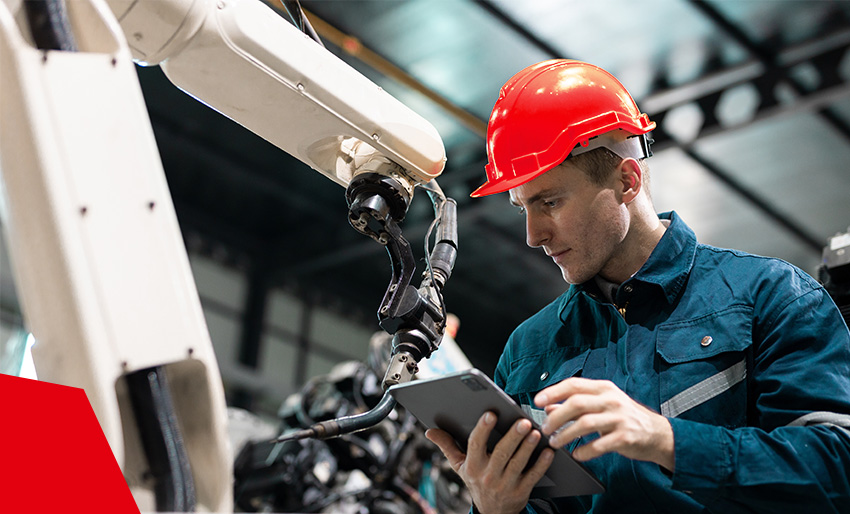 Medewerker in een fabriek bij een Datagroup-machine met bedieningstablet